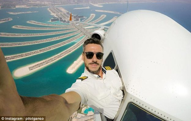 Οι ψεύτικες selfies πιλότου που έχουν κάνει πολλούς να νομίζουν ότι είναι εντελώς τρελός
